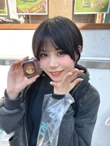 永尾梨央がドバイチョコ餅の魅力を発信、素顔の食への好奇心が光る