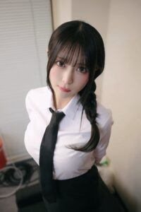 瀬戸みるか、マキマさん風メイクで魅了。推し活の新しい楽しみ方