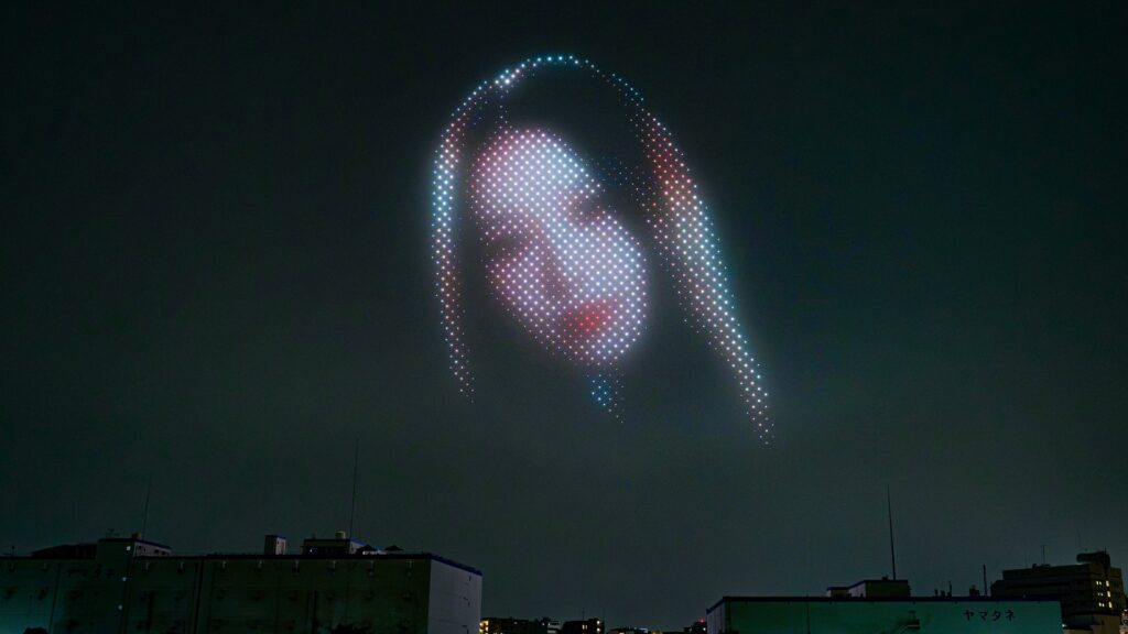 1,000機が夜空に「宇宙一愛してる」！笠原桃奈バースデードローンショー