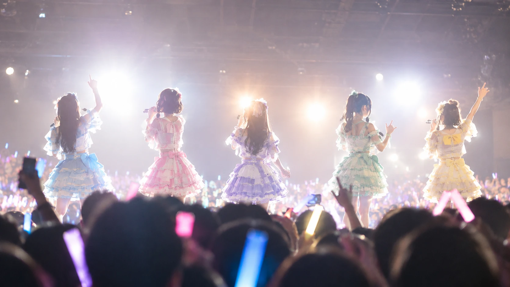 ライブのステージと客席のペンライト